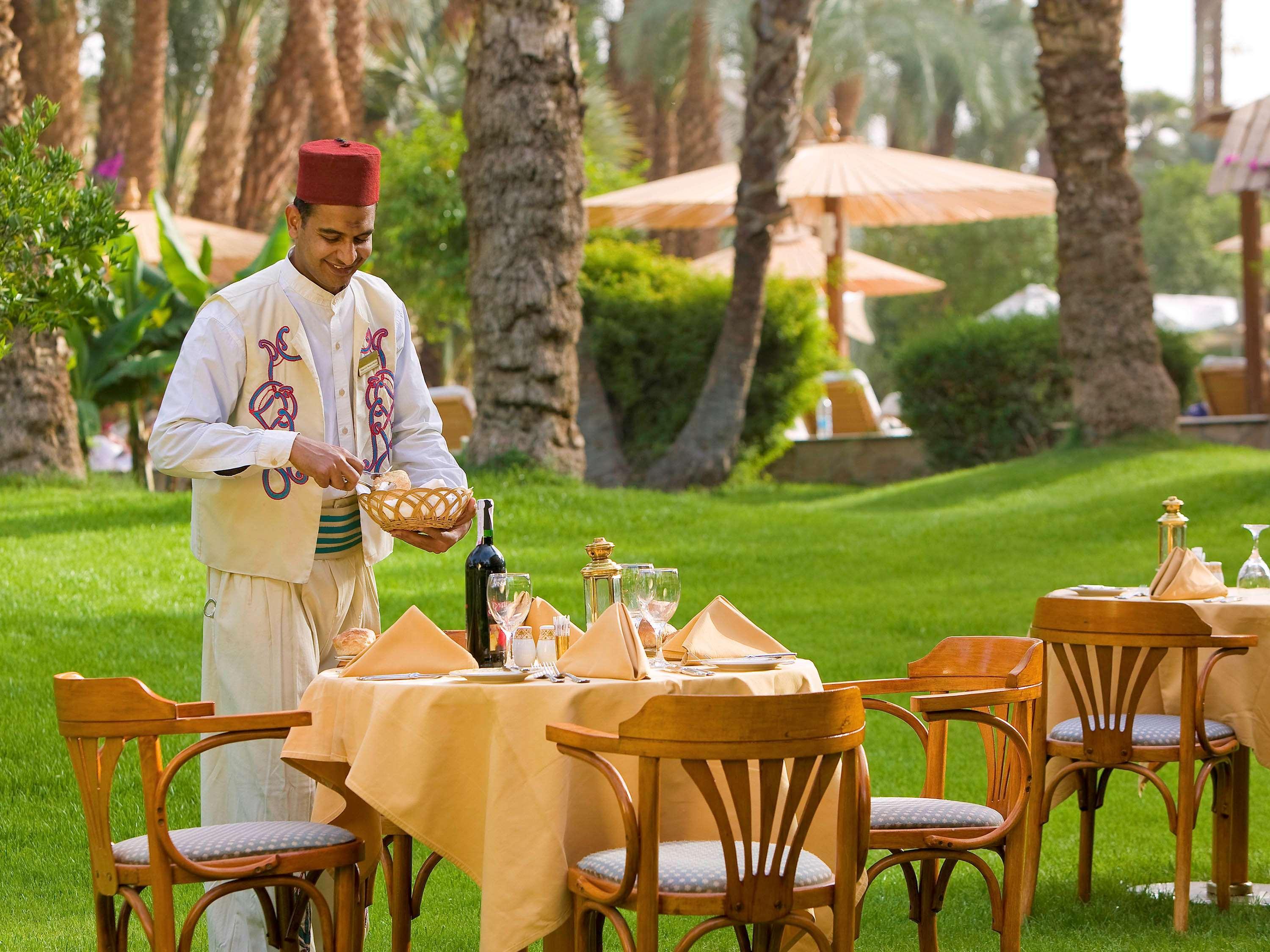 מלון Pavillon Winter לוקסור מראה חיצוני תמונה A waiter at the Royal Mirage Hotel in Dubai, United Arab Emirates