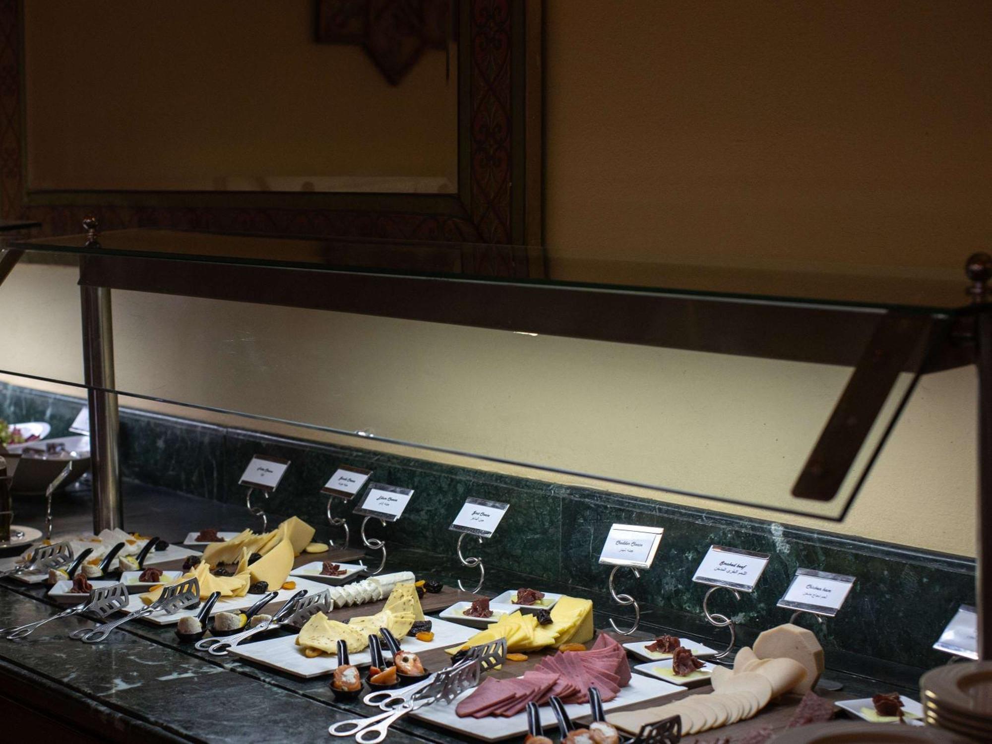 מלון Pavillon Winter לוקסור מראה חיצוני תמונה A cheese display at a buffet
