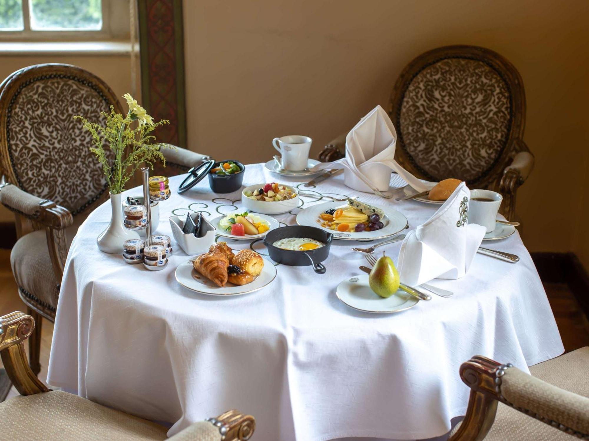 מלון Pavillon Winter לוקסור מראה חיצוני תמונה A table set for breakfast