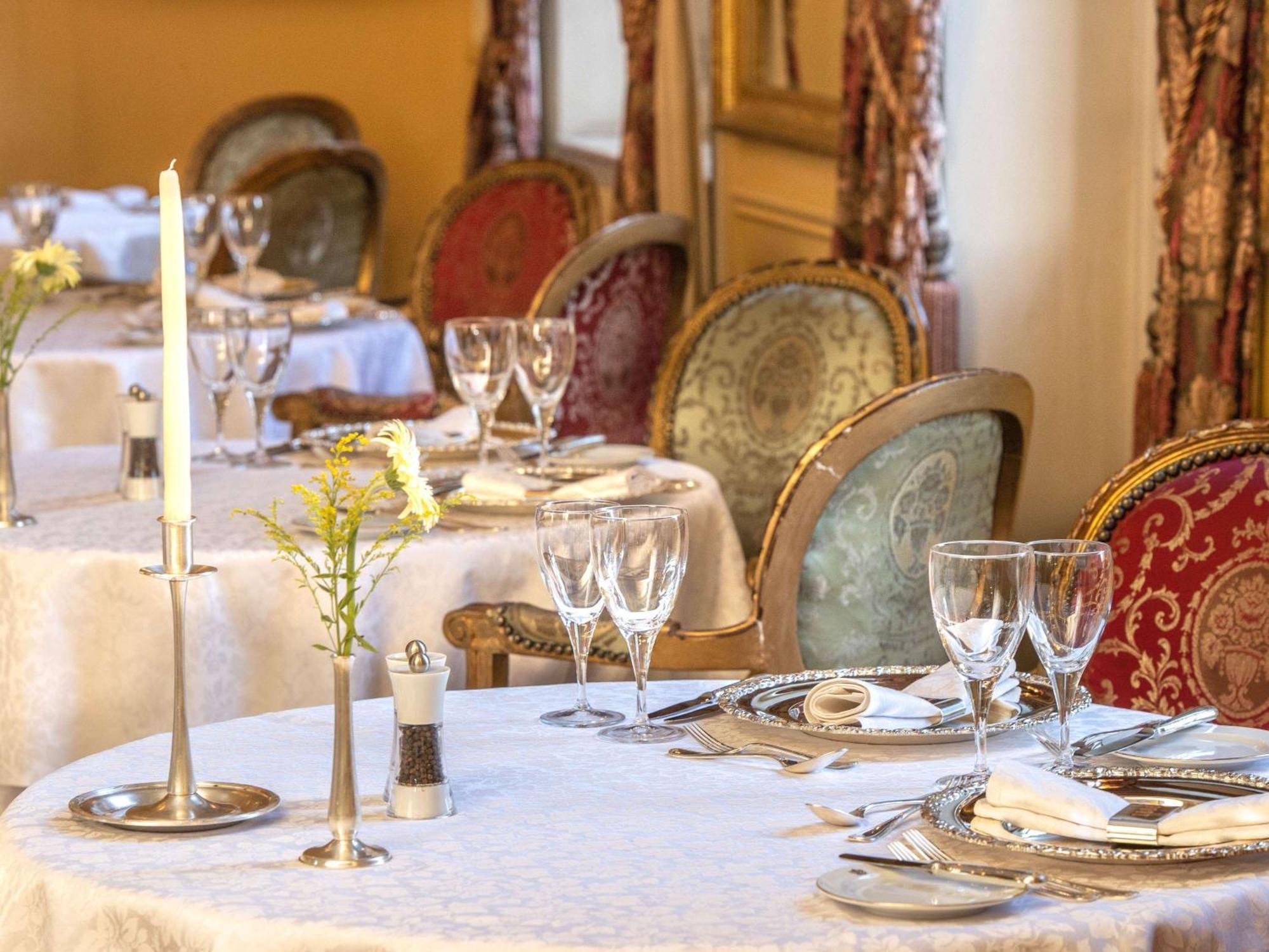 מלון Pavillon Winter לוקסור מראה חיצוני תמונה A table set for a formal dinner