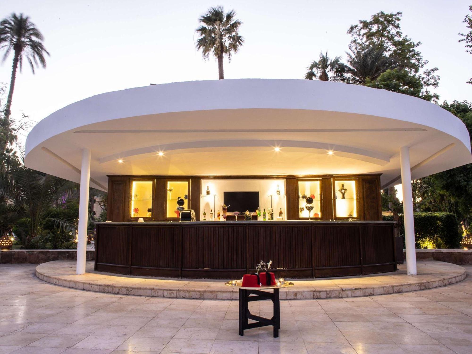 מלון Pavillon Winter לוקסור מראה חיצוני תמונה The bar at the pool