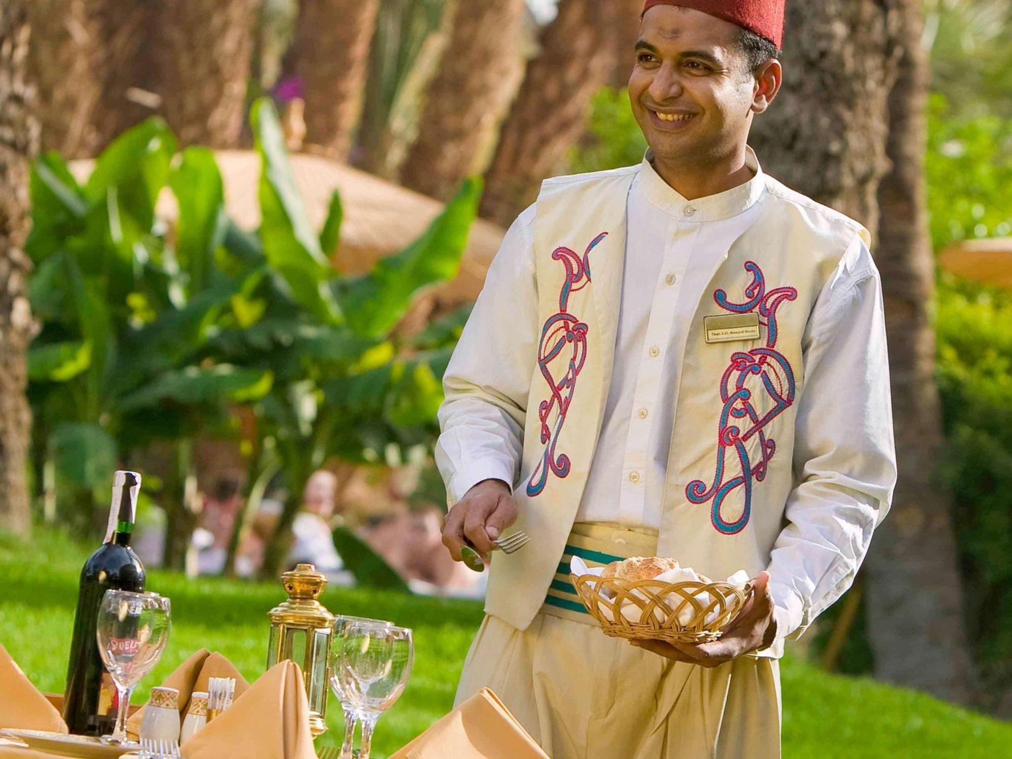 מלון Pavillon Winter לוקסור מראה חיצוני תמונה A waiter at the hotel